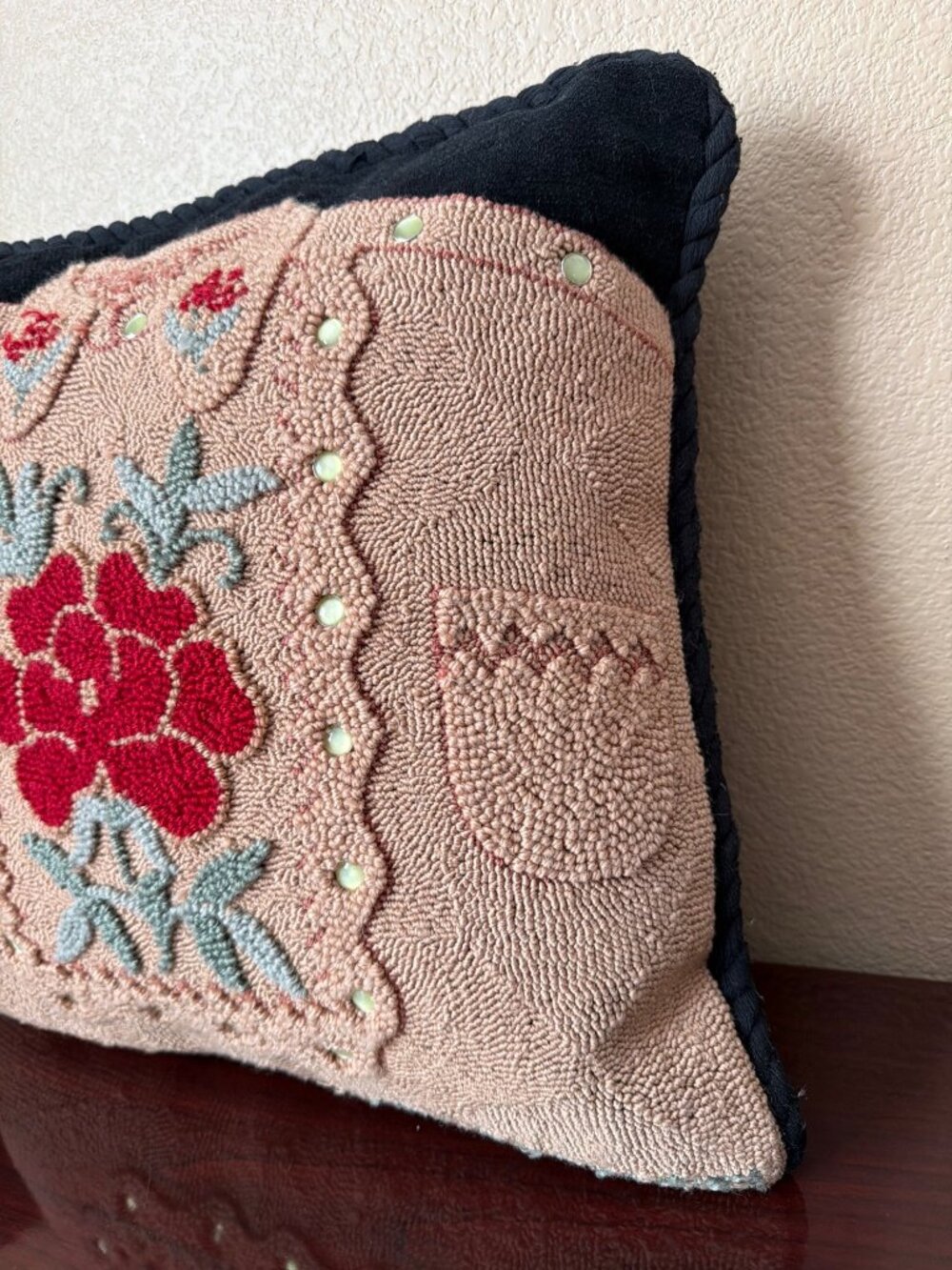 2001 Judi Boisson Hooked Accent Pillow Wool Blend Cowgirl Shirt 16" Folk Art - Picture 6 of 12